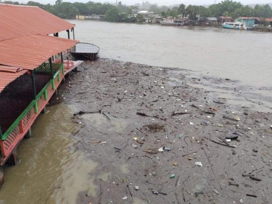 En imágenes: fuertes lluvias inundan las calles y casas de Puerto Cortés