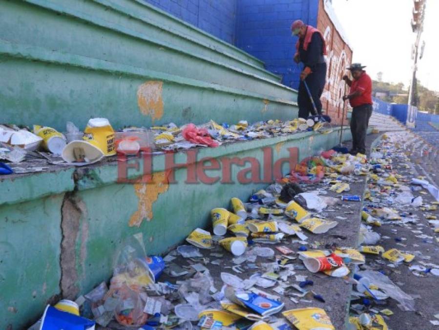 FOTOS: Lleno de basura amaneció el Estadio Nacional de Tegucigalpa tras la final Motagua vs Herediano por la Liga Concacaf