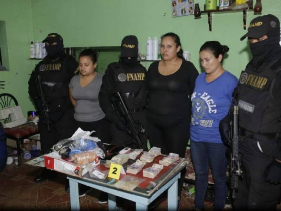 Dinero, droga y listado de víctimas hallan a mujeres de la Mara Salvatrucha