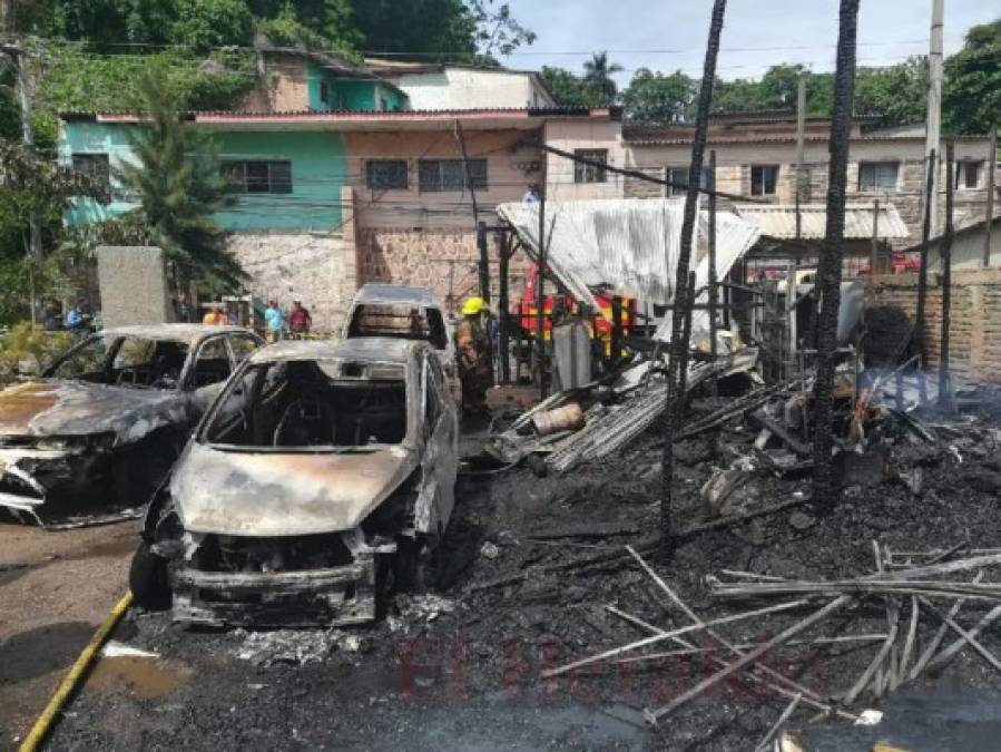 Las fotos que dejó el voraz incendio que consumió al menos cinco vehículos en un taller en la capital