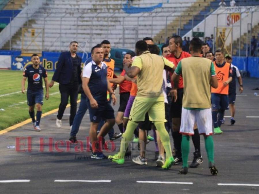 Lo que se alcanzó a ver: Un Bodden furioso agrede a Galvaliz y casi se va a los golpes con los aficionados