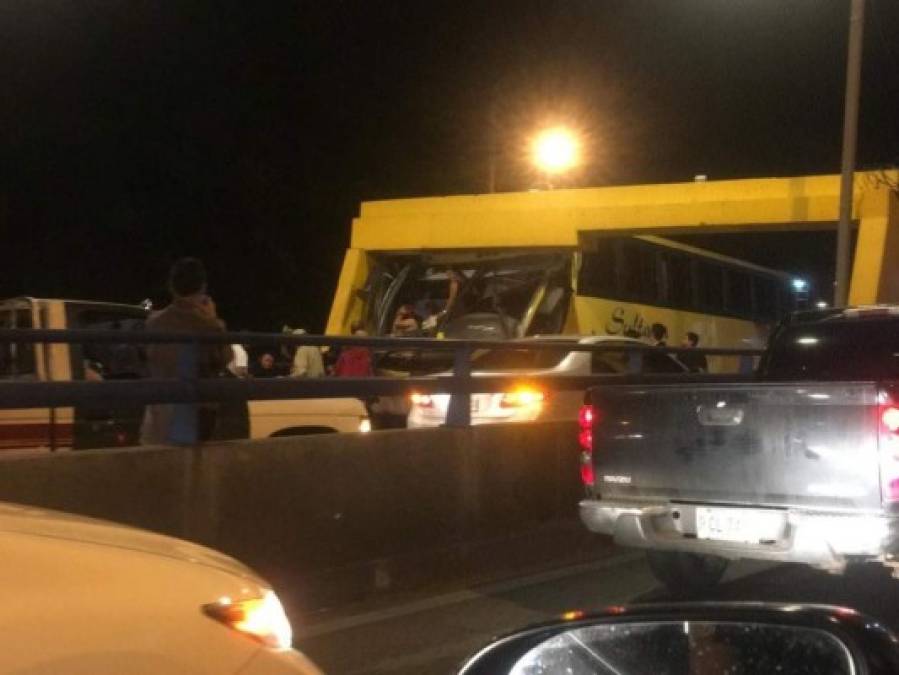 Las fotos que dejó la colisión de bus contra vía rápida en la capital