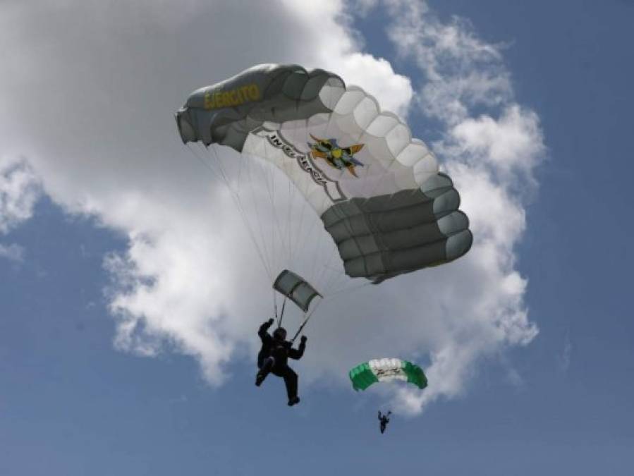 Show de paracaidistas conquista celebración de independencia (FOTOS)
