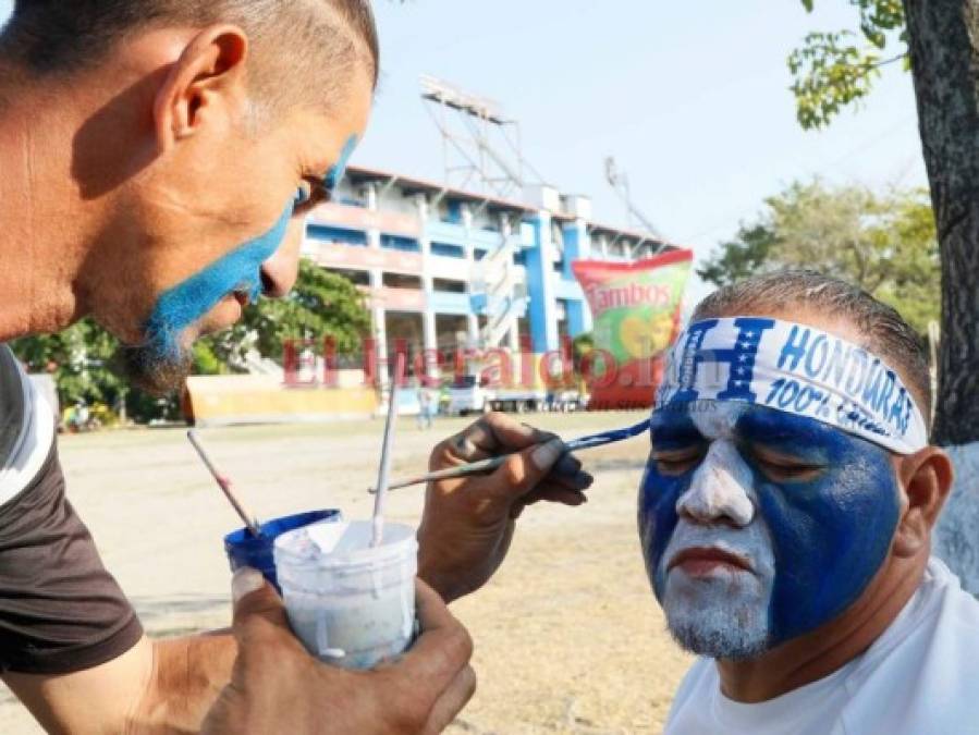 FOTOS: Sonrisas de los niños y banderas de la H predominan en el ambiente del Honduras vs Chile