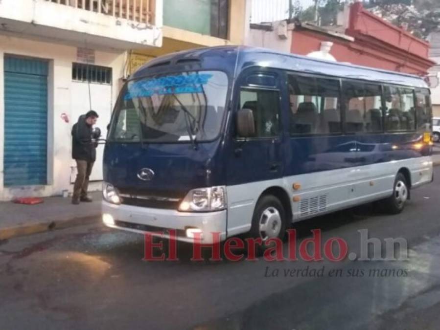 Rastros de sangre y destrozos: Así quedó el bus tiroteado en barrio Guanacaste
