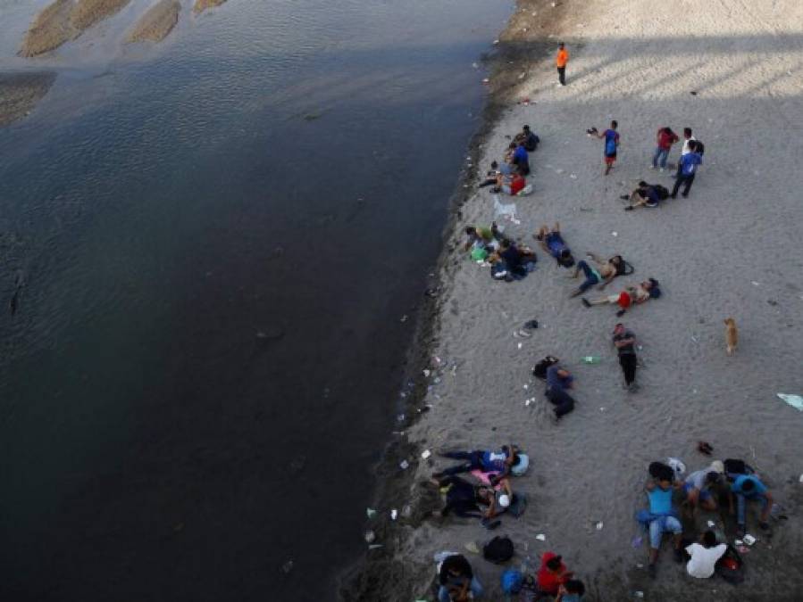 Así pasan los días los migrantes a la espera de cruzar hacia México