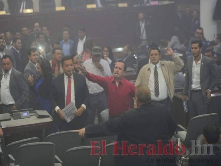 FOTOS: Empujones, cohetes y bengalas; así fue el nuevo acto de insurrección en el Congreso Nacional