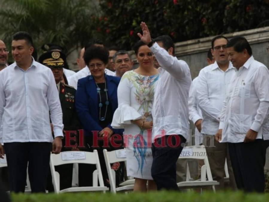 De vestido blanco y zapatos azules, así llegó Ana de Hernández al grito de independencia 2019