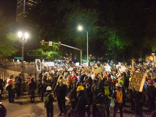 FOTOS: Manifestantes y policías se enfrentan nuevamente en Portland, EEUU