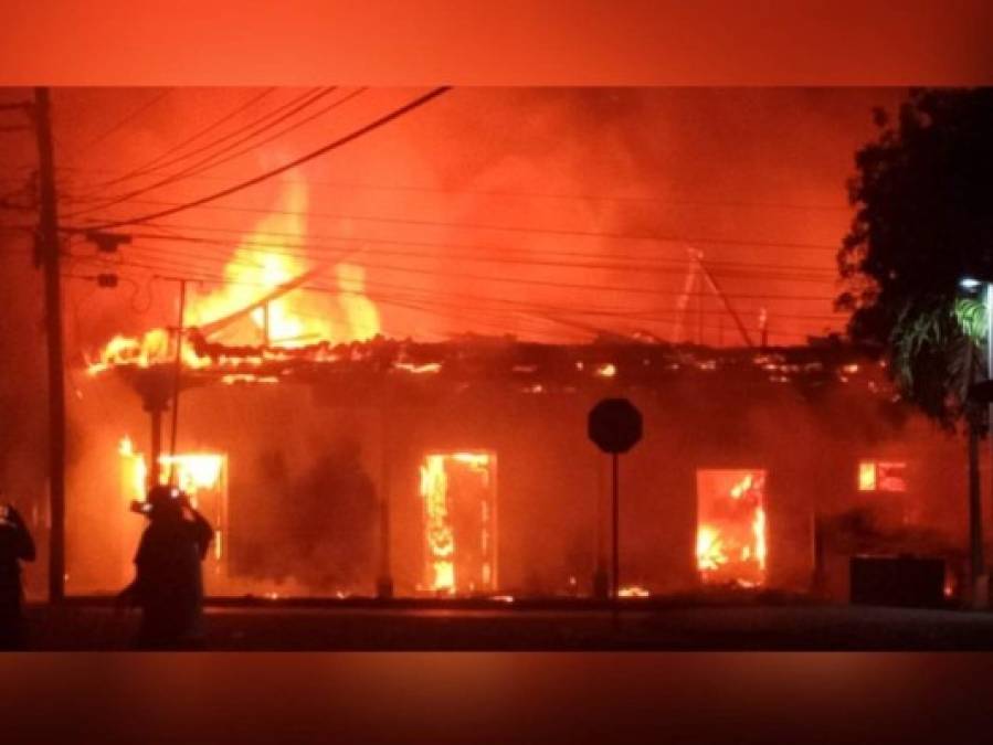 Dolorosas imágenes del incendio que arrasó varios negocios en mercado de Choluteca