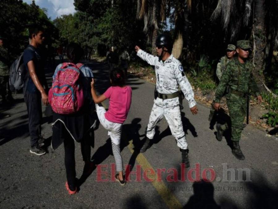Con gritos y empujones repelen caravana migrante en México (Fotos)