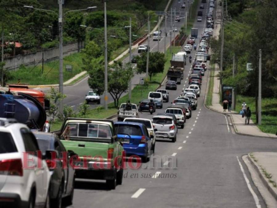 Largas filas y aglomeración: así inició la quinta jornada de vacunación en Tegucigalpa