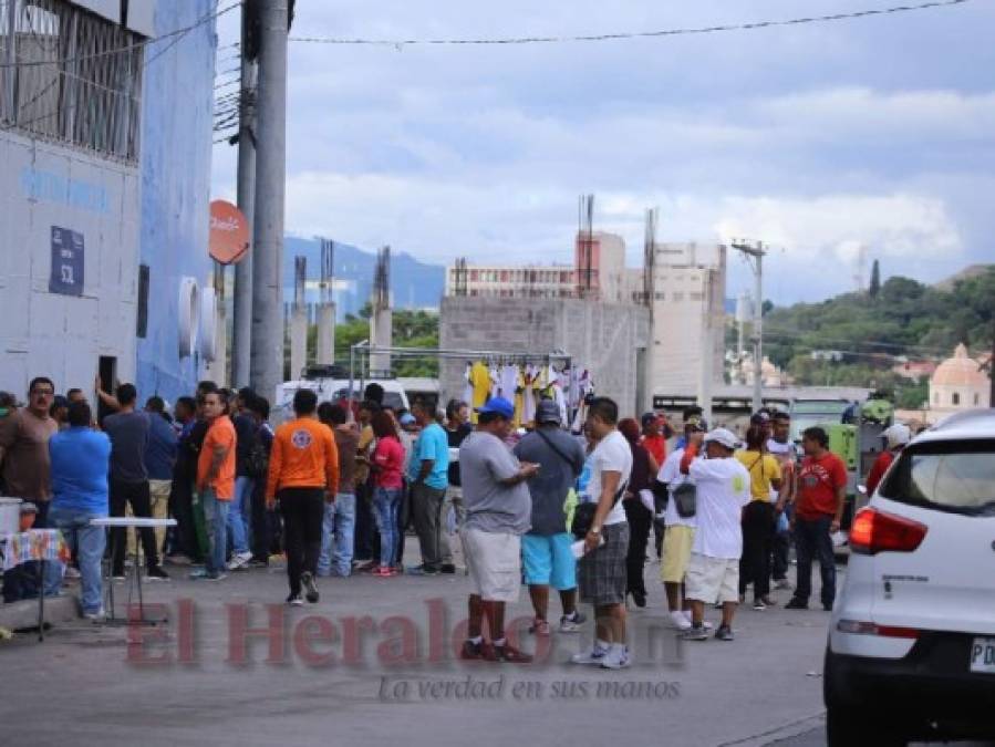 ¡FOTOS! Ambiente de locura afuera del Nacional previo a la final Motagua vs Saprissa