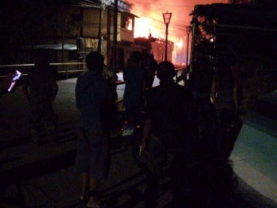 Dolorosas imágenes del incendio que arrasó varios negocios en mercado de Choluteca