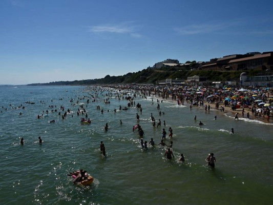 FOTOS: Indignante aglomeración en playa del sur de Inglaterra en plena pandemia