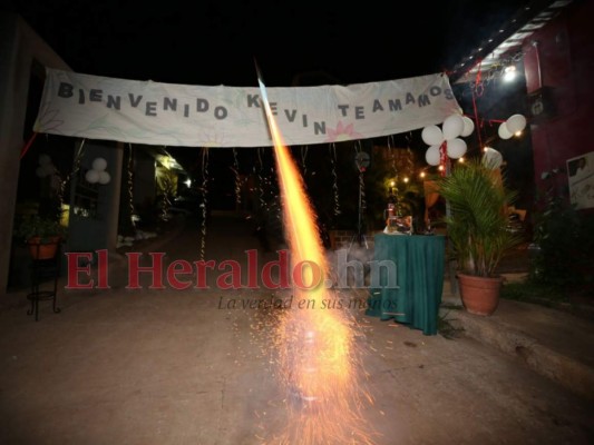 Así fue la bienvenida a Kevin Solórzano en El Chimbo, tras salir larga espera (Fotos)