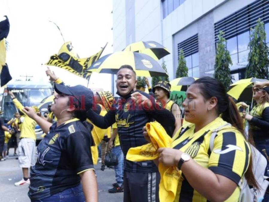 Aficionados del Real España le ponen color al clásico sampedrano (FOTOS)