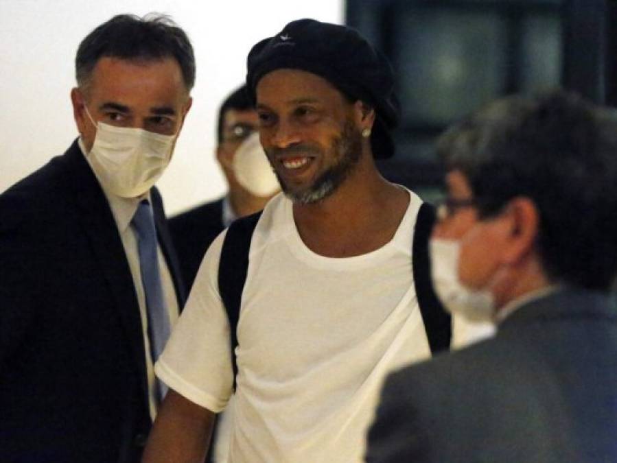 FOTOS: Así fue la llegada de Ronaldinho al hotel donde guardará prisión