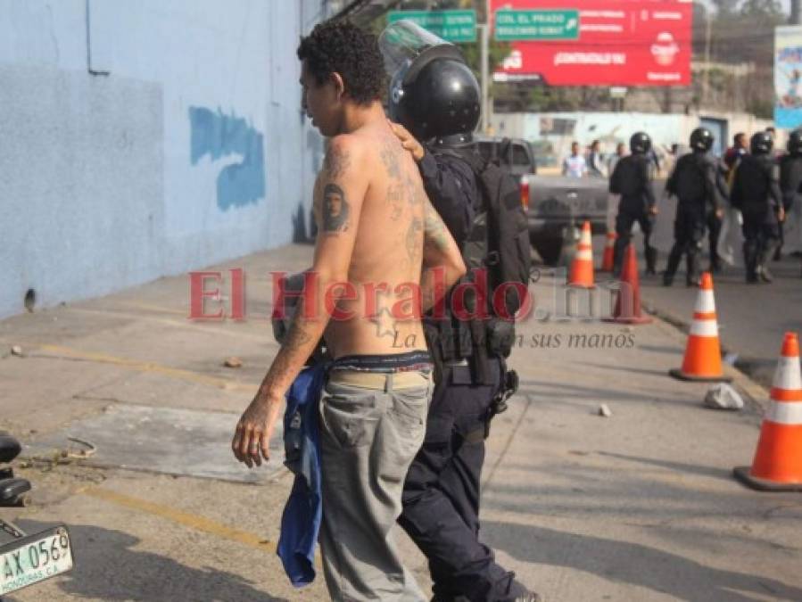 Fotos: Barras y policías se enfrentan frente al estadio en partido Motagua vs Marathón