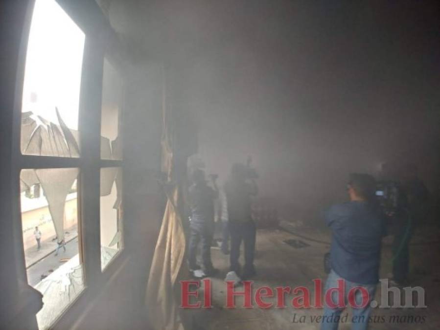 FOTOS: Los daños que encapuchados provocaron al antiguo edificio de la Alcaldía Municipal en la capital