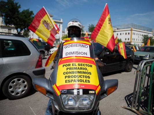 Miles de españoles protestan en carro contra el gobierno por gestión de la pandemia