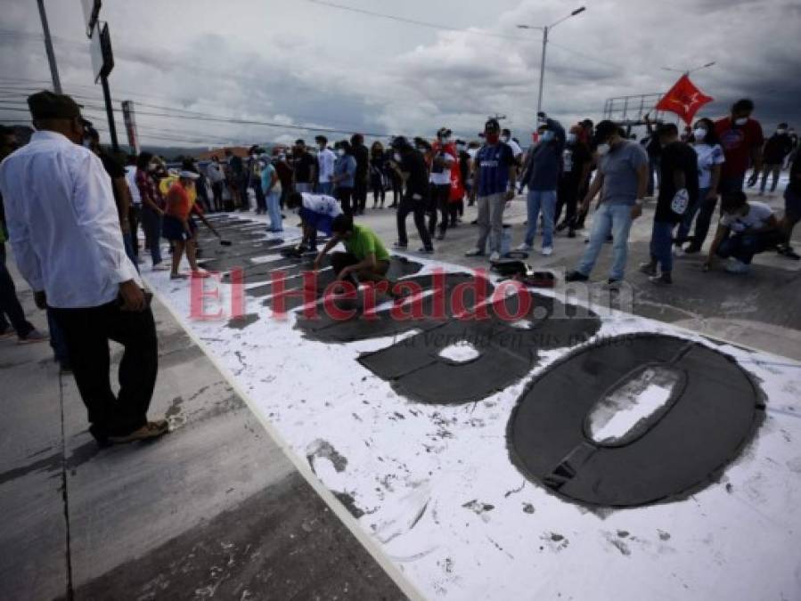 FOTOS: Hondureños repintan graffiti viral y exigen transparencia
