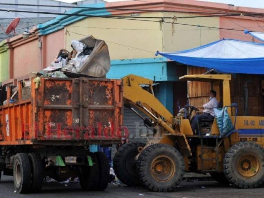 Recogen toneladas de basura producida en víspera del Año Nuevo en la capital (FOTOS)