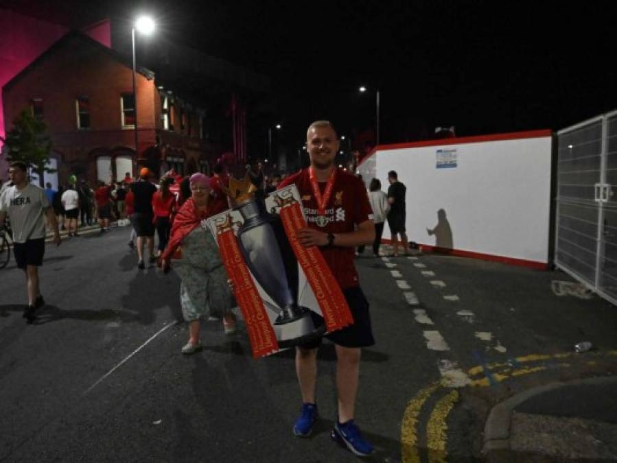 ¡Se les olvidó la pandemia! Miles celebran el título del Liverpool