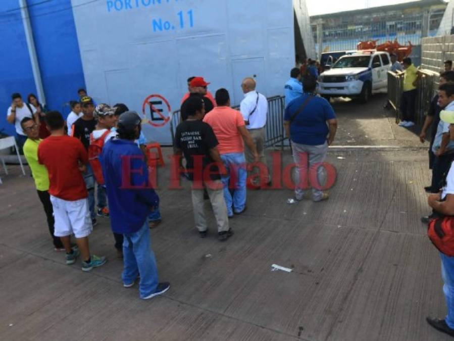 FOTOS: Aficionados de Motagua comienzan a pintar de azul el Estadio Nacional
