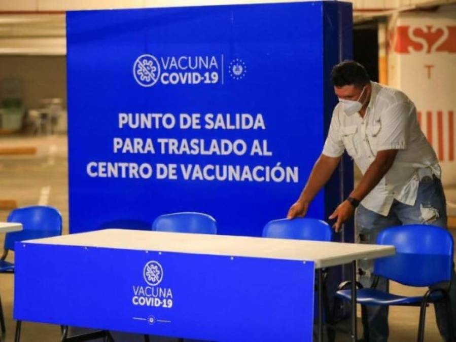 De pie y bajo el sol: así fue la jornada de vacunación de adultos mayores en El Salvador