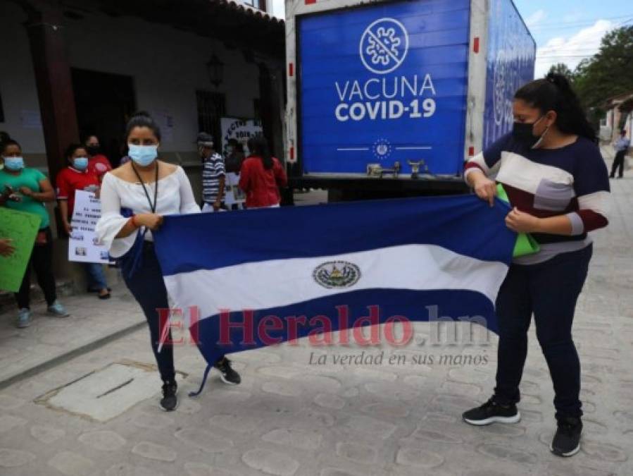 FOTOS: Con pancartas y sonrisas Ojojona recibe vacunas donadas por El Salvador  