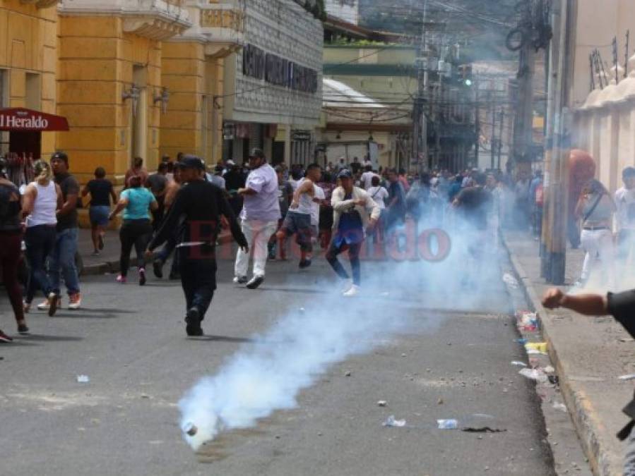 Golpes, gas lacrimógeno y mercancía dañada dejó desalojo de vendedores en casco histórico