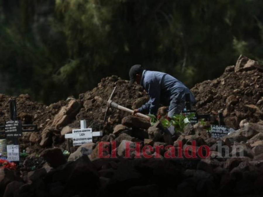 Drama de familias hondureñas en cementerio donde yace mayoría de víctimas de covid-19 (FOTOS)