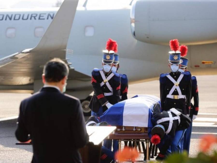 FOTOS: Con máximos honores recibieron restos del expresidente Callejas