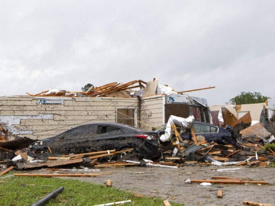 FOTOS: Caos y daños 'catrastróficos' dejan tornados al sur de Estados Unidos