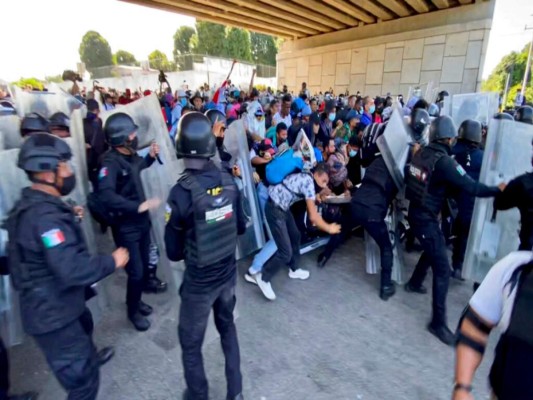 Migrantes hondureños, haitianos y salvadoreños sanan las llagas de sus pies en Huixtla, México (Fotos)