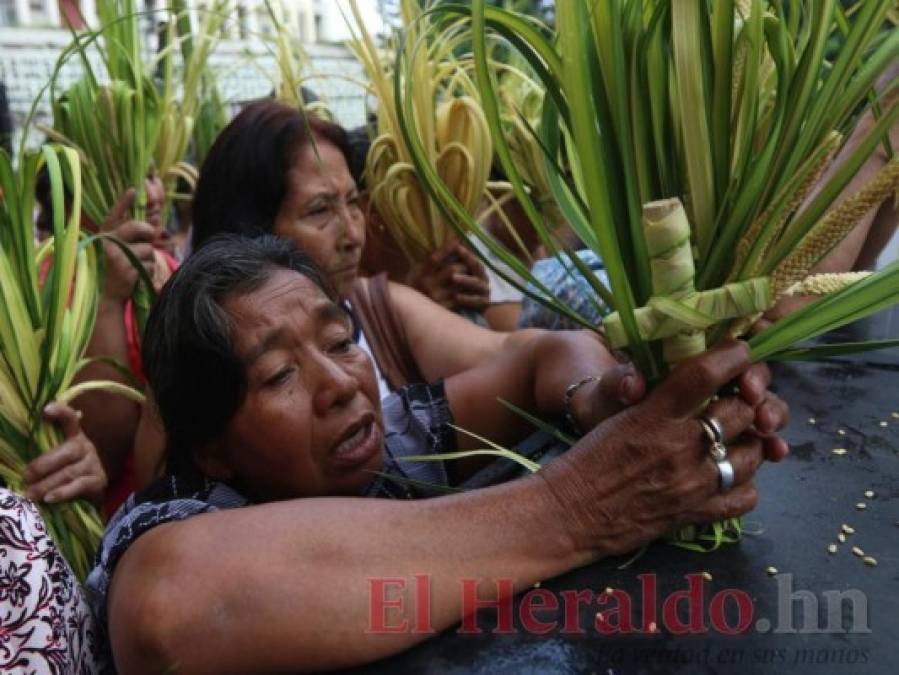 Feligreses católicos dan inicio a la procesión de Semana Santa