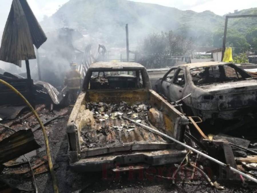 Las fotos que dejó el voraz incendio que consumió al menos cinco vehículos en un taller en la capital