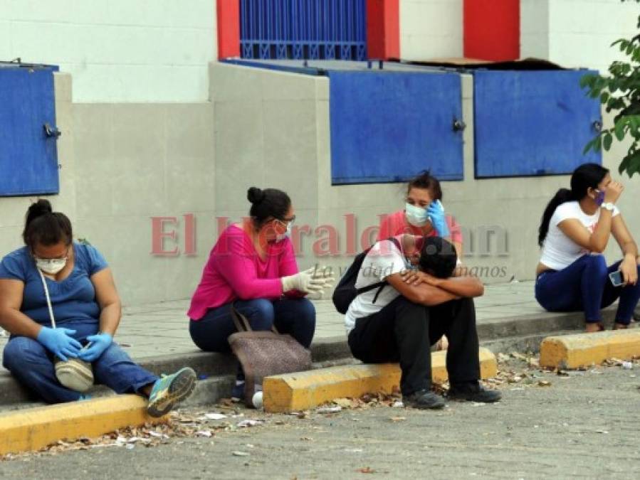 Unos en orden y otros sin acatar medidas, así acuden capitalinos a abastecerse