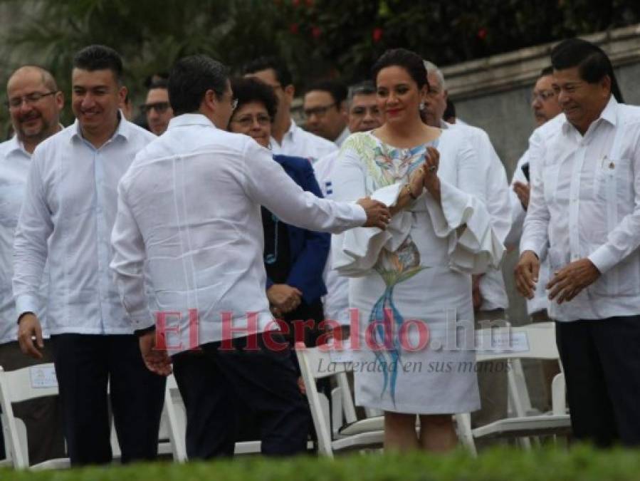 De vestido blanco y zapatos azules, así llegó Ana de Hernández al grito de independencia 2019