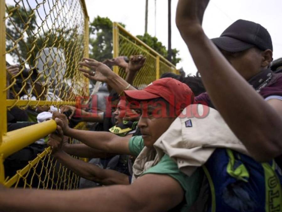 FOTOS: Así fue el caos que protagonizaron los centroamericanos de la caravana migrante en la frontera de Guatemala con México