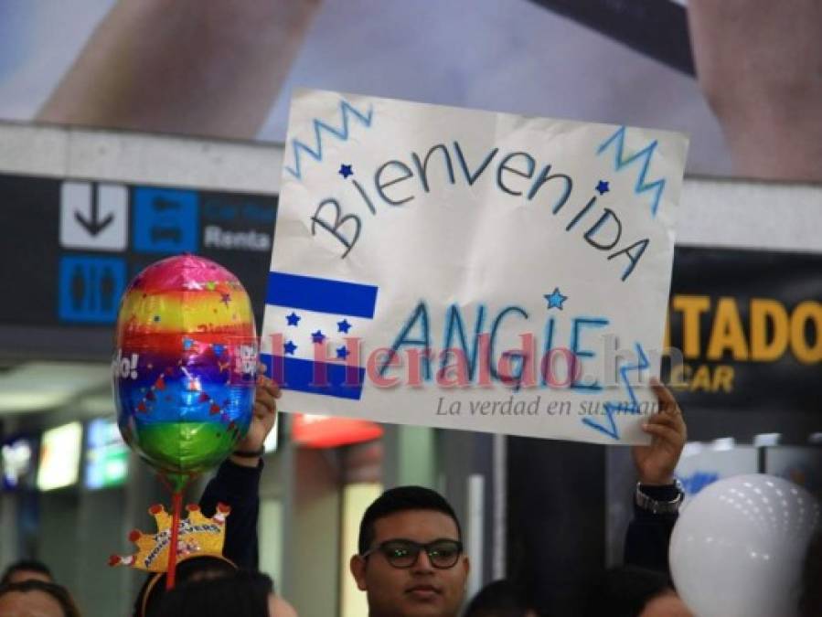 FOTOS: Como una reina reciben a Angie Flores en Honduras
