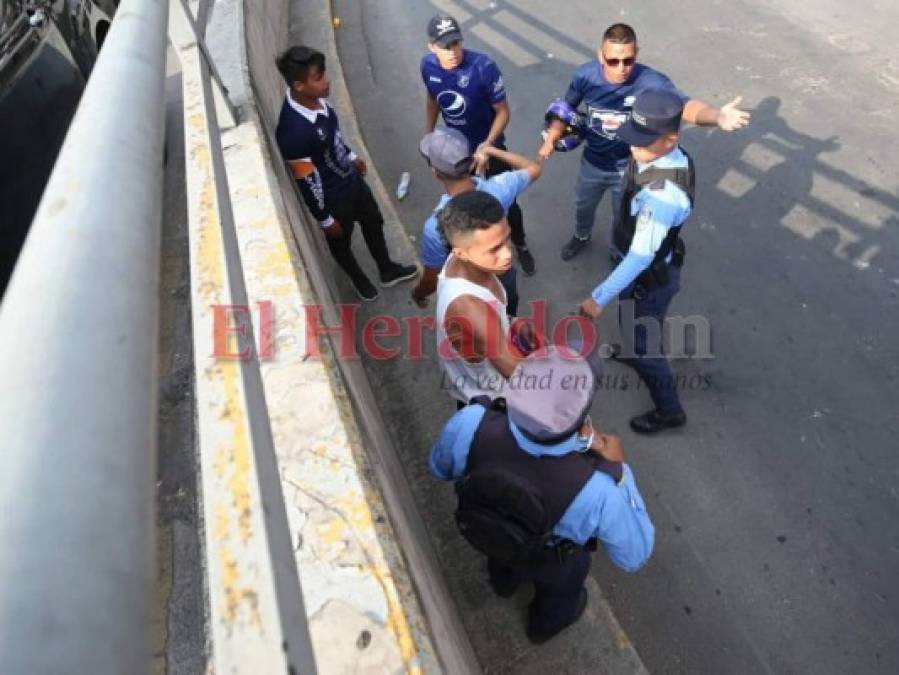 Fotos: Barras y policías se enfrentan frente al estadio en partido Motagua vs Marathón