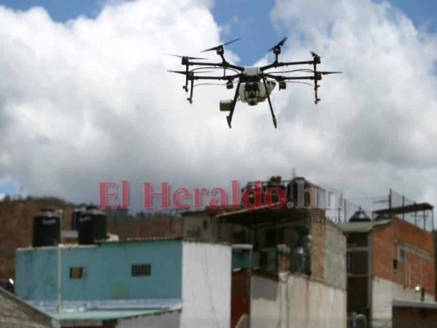 FOTOS: Con drones rocían desinfectante en varias zonas de la capital