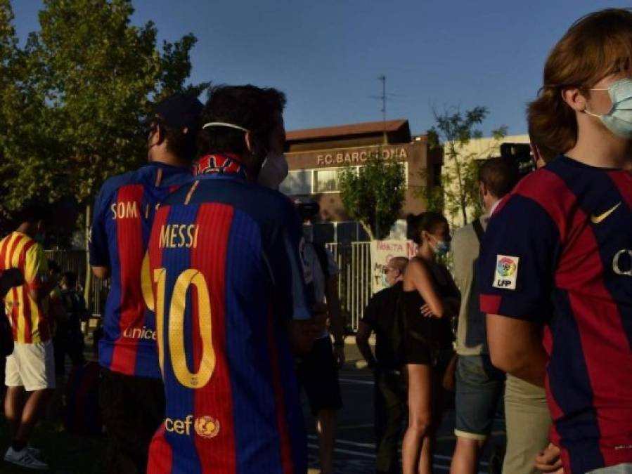 Invasión en el Camp Nou y disturbios de aficionados por la salida de Messi (FOTOS)