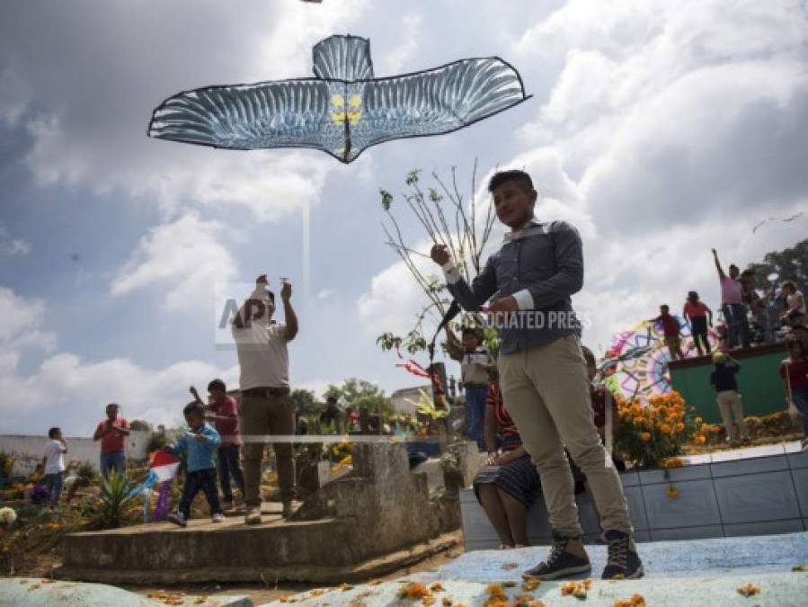 La inusual forma como celebran Día de Muertos en Guatemala