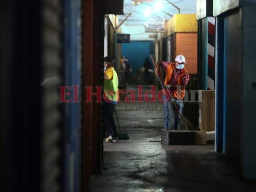 FOTOS: Con fumigación frenan propagación del Covid-19 en mercado La Isla