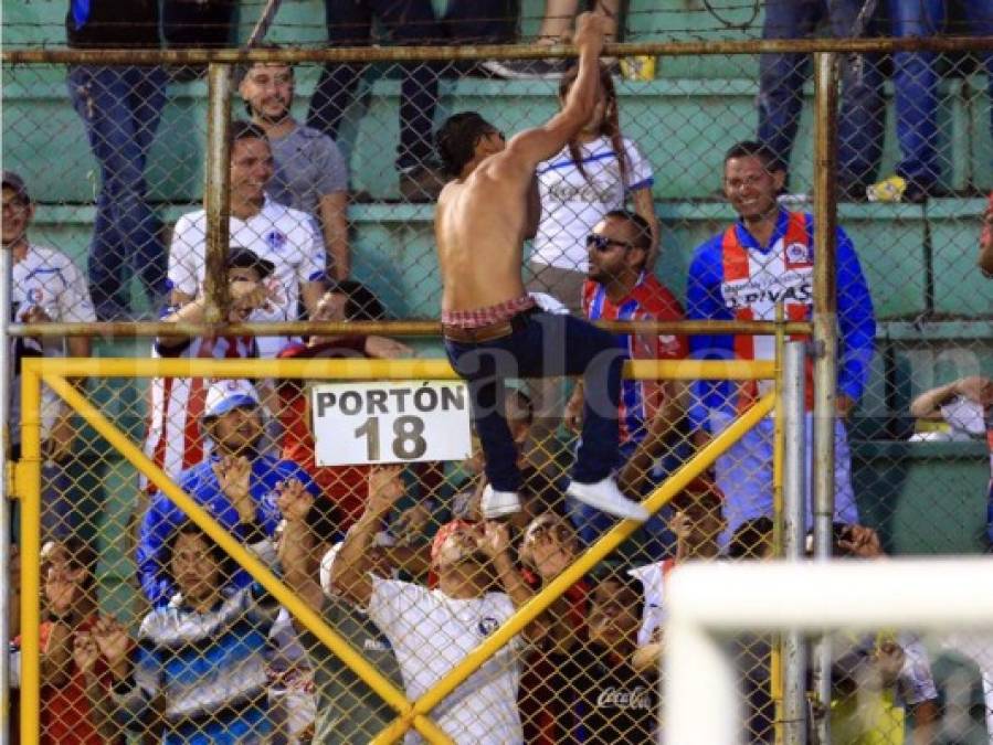 GALERIA: Aficionado invade la cancha y hace gol en pleno clásico