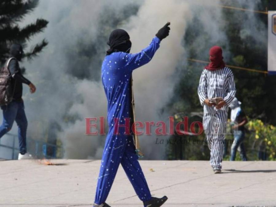 FOTOS: Encapuchados en pijama se enfrentan a policías en la UNAH