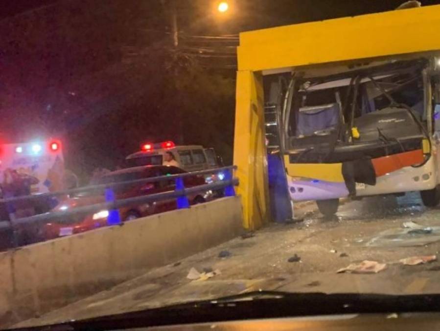 Las fotos que dejó la colisión de bus contra vía rápida en la capital